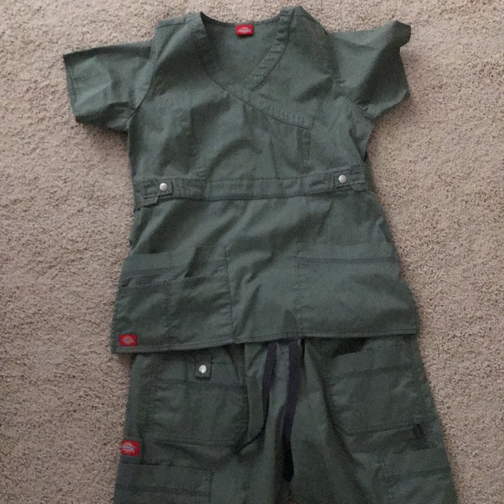 Scrub set
